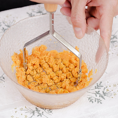 一道中式改良版的紅薯布丁，老人寶寶都能吃的小布丁